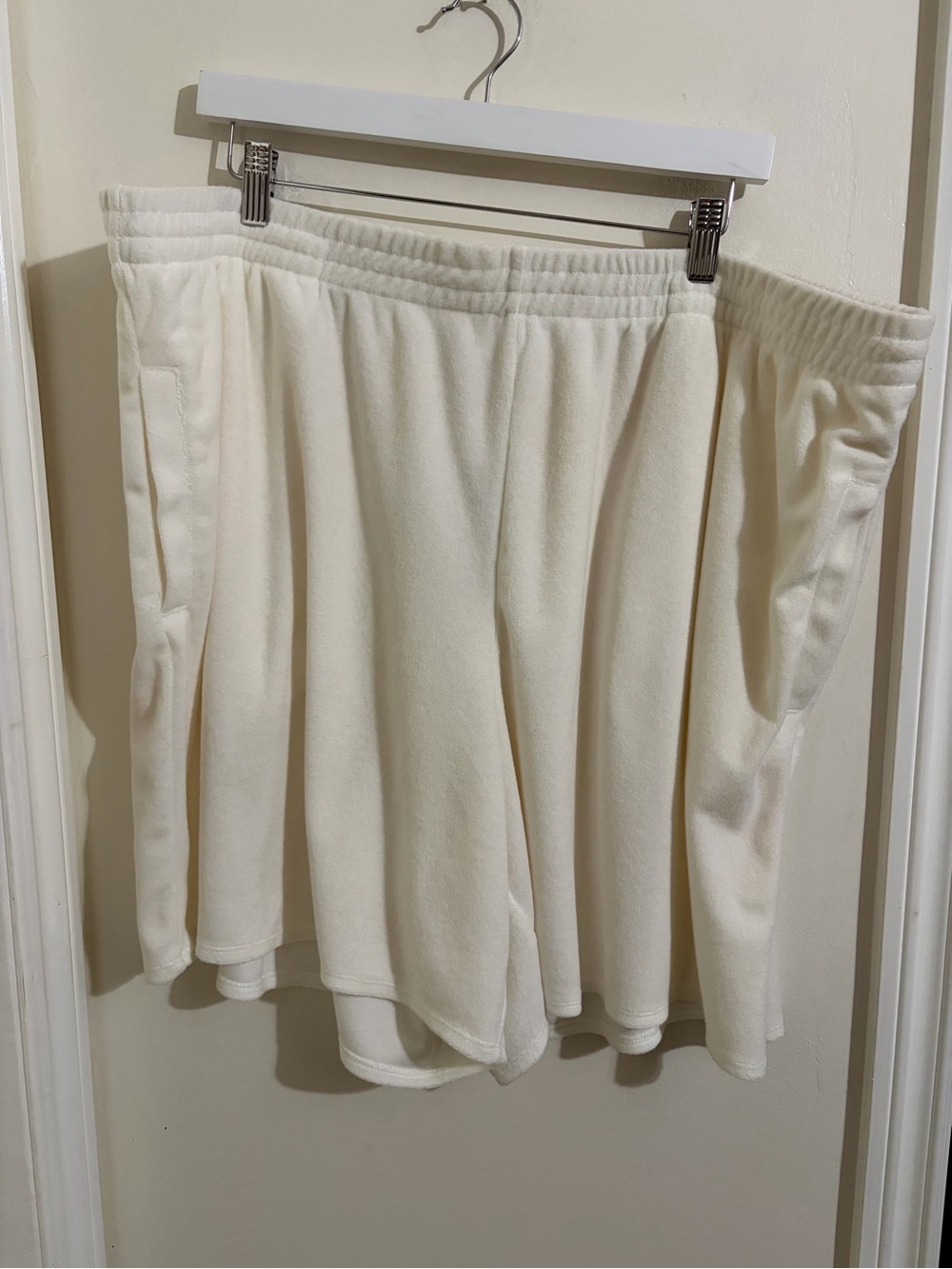 SKIMS Cream Cozy Lounge Athletic Shorts